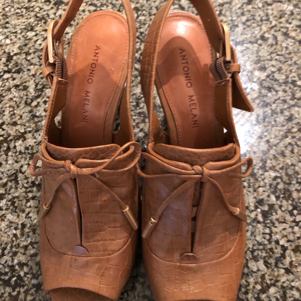 New! ANTONIO MELANI Tan Croc-Embossed Heels - Picture 2 of 7